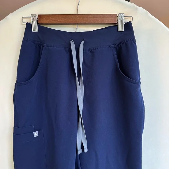 FIGS Kade Cargo Scrub Pants in Navy, size XXS Tall - Picture 6 of 6